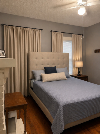 Bedroom - Room for Rent Close to Campus House