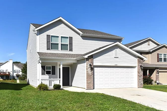 Outside Street View - House in Blackthorn Neighborhood close to campus