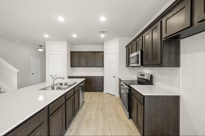 Kitchen - 6 Bedroom Furnished Newly Built - 5 Minutes from Campus Duplex