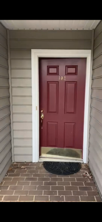 Outside - 2 bed/ 2 bath apartment close to campus. Looking for someone to take second room