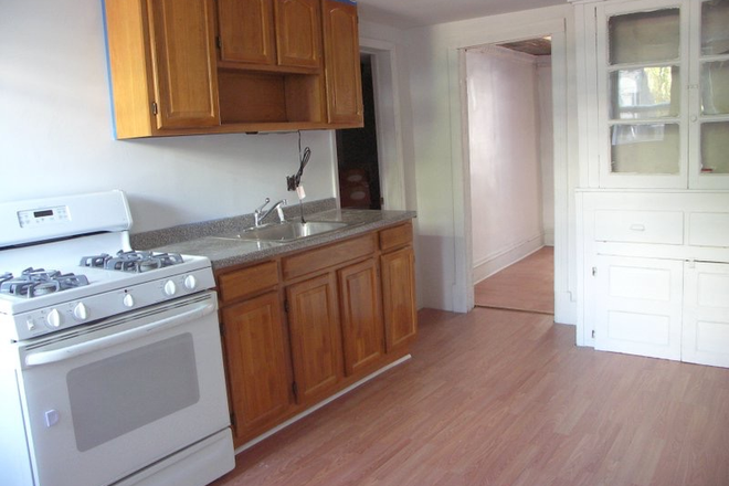Rear EIK Kitchen with Cabinets - Ground Floor/Garden Floor-Through Apartment for Rent - Available September 1
