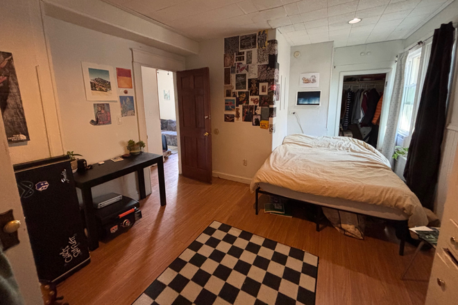 Bedroom - Spatious room CLOSE TO CAMPUS - DISCOUNTED!