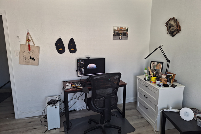 Bedroom - Spacious and Renovated Room in North Oakland $914