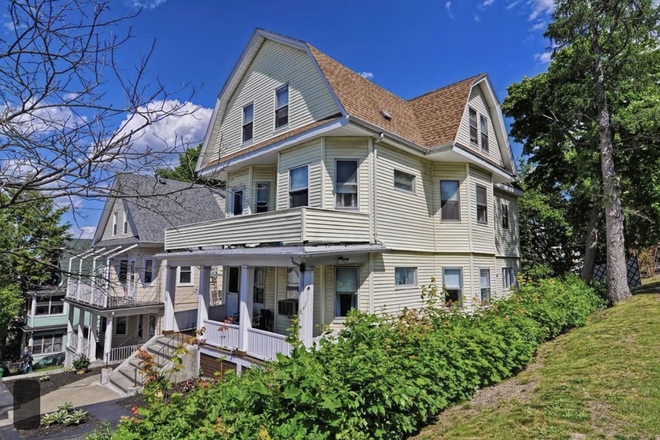 - - 4 BEDROOM APARTMENT NEAR TUFTS JUNE 2027