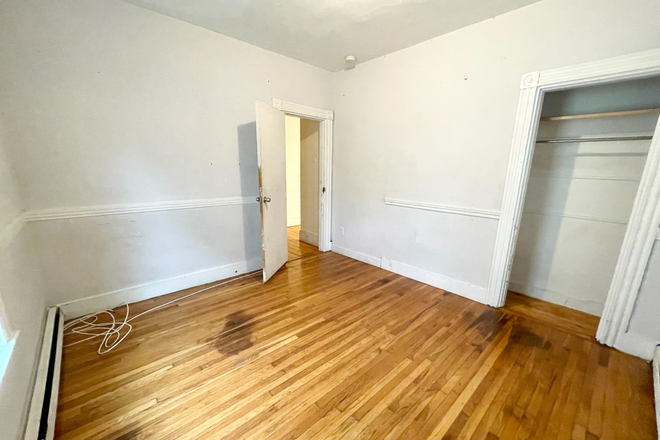 bedroom - Huge 5 bed 2 bath duplex in Fantastic location Duplex