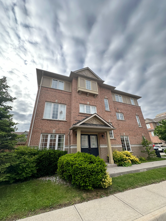 outside street view - 2 Spacious Bedrooms in 3 Story Townhouse