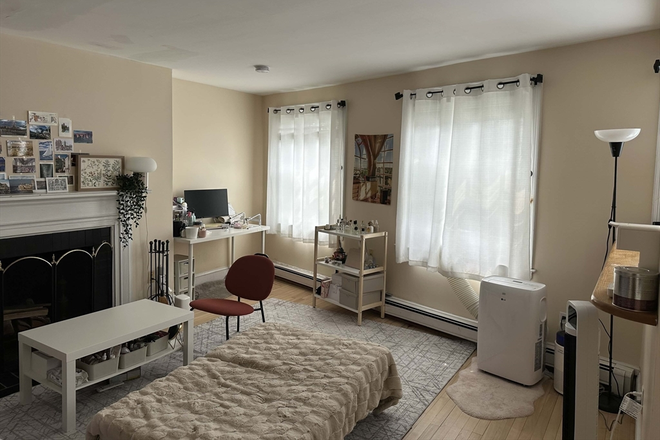 . - Gorgeous front-facing studio in Beacon Hill! Avail. 9/1/25!! Heat&Hot Water Included! Apartments