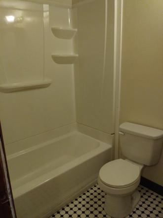 Photo - $650 per person! High ceilings! 2 block Walk to UC! 1 block to Kroger! Apartments