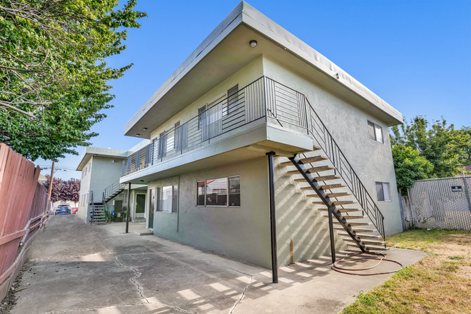 Outside front door - Spacious and Remodeled 2-bedroom/1bath in NOBE