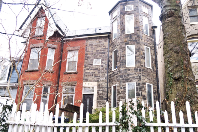 Front house - 3 Bedrooms ,1 bathroom unit ,9 min walk to Robarts Library.