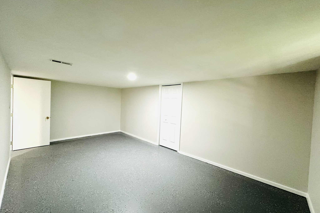Bedroom - 15 minutes from UMD! We’re welcoming single students to a quiet, and private room in basement