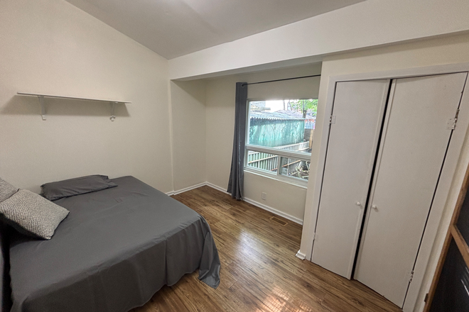 Room 3 - Private 3-Bed Victorian Suite | Entirely Separate Flat | Steps to UofT and TMU Duplex