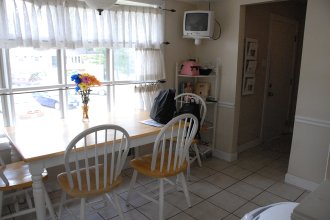 Dining room - Rooms in a Nearby Rental House for UMD students