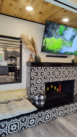 The fireplace is not to be used. There are a few candles, however those are mostly for aesthetics and best unused. The Smart TV hangs above. - Alder St. Greenway Studio - 10 blocks to campus Duplex