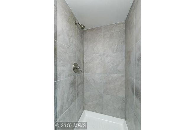 Bathroom 2 - ALL INCLUSIVE Room, Includes: Housekeeping + Water + Gas + Electric + Wifi + FURNISHED