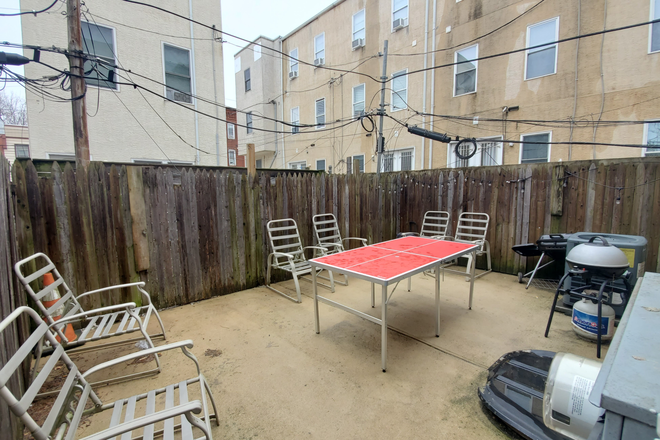 fenced backyard - student housing, walking distance to campus Apartments