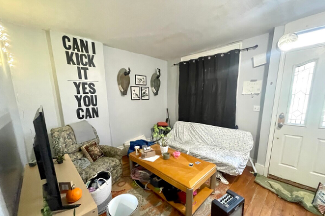 living room - AMAZING 4 BED / 1.5 SINGLE-UNIT BROWNSTONE W/ LAUNDRY!! Available 9/1/26!! Apartments