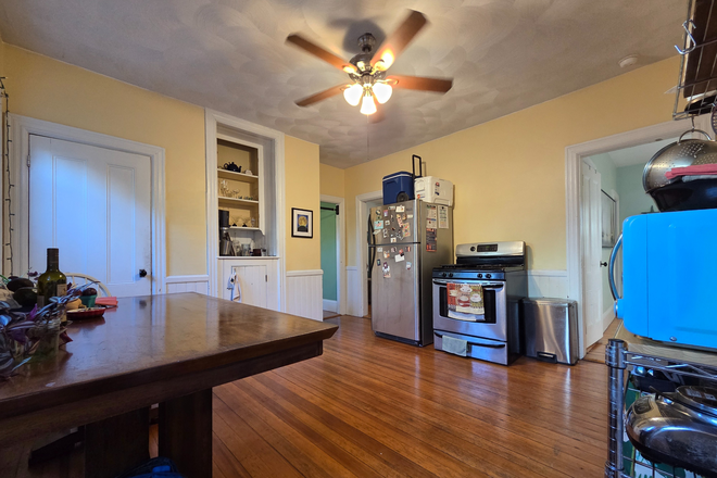 Kitchen - 2 Bedroom in Beautiful Oak Hill Neighborhood- next to East Side Apartments