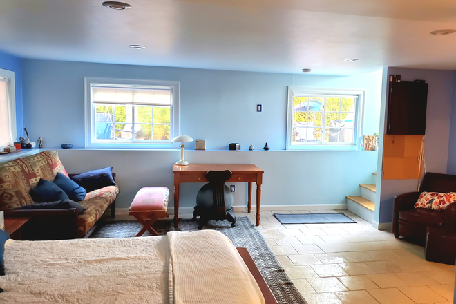 Bed and Desk - 2 Thornapple Road Narragansett, RI 02882 Apartments