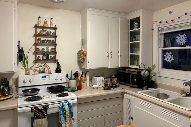 Our shared kitchen - Seeking roommate ASAP for house in South Eugene 2 blocks from campus! 800/month+ utilities