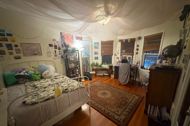 the bedroom!!! - Private bedroom Spring semester! Female only please :)