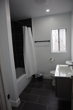Shared bathroom Room #1 and #2 - Willowbrook Home