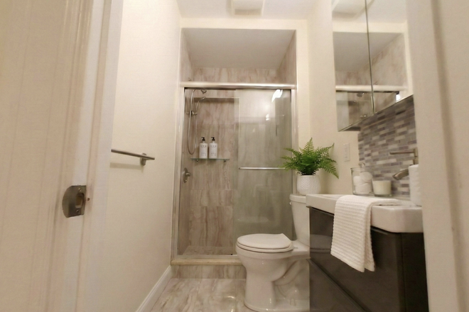 Unit - Washington Square Luxury 4-Bedroom, 3-Bath Available 07/01! Condo