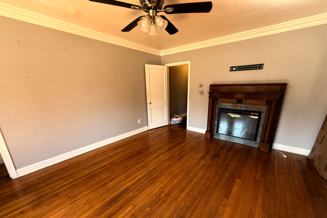 Living Room - Duplex with gated back yard Duplex