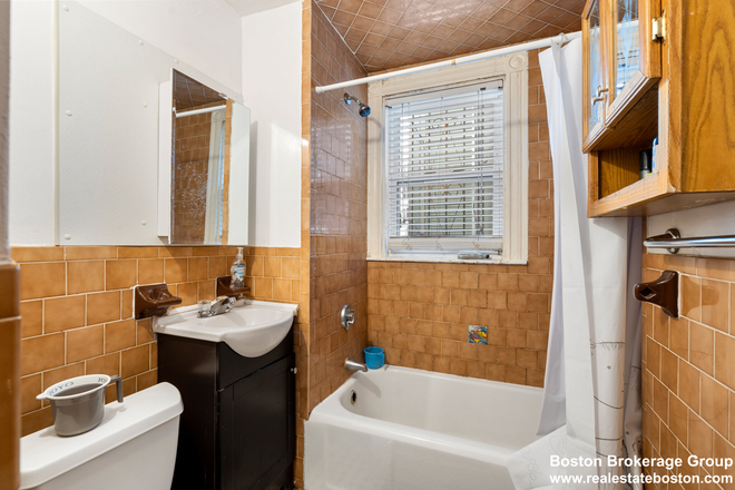Bathroom - Sunny and bright 4 bed on Hillside! Apartments