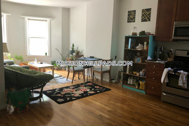 Living room - 3bd/1bath-9/1/24- Pet friendly- S. Huntington Ave Apartments