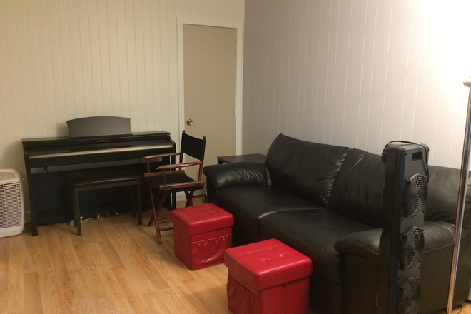 Living Rm/Dining Rm, facing Living Rm - 1 Bedroom Condo betw COOLIDGE CORNER & LMA Area. SUPER CONVENIENT, INCLUDES PRIVATE PARKING. NO FEE.