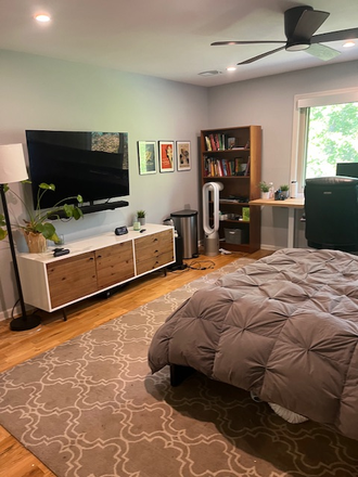 main bedroom - very spacious - fully furnished - Large Updated Furnished Condo Inside Perimeter (Rooms for Rent)