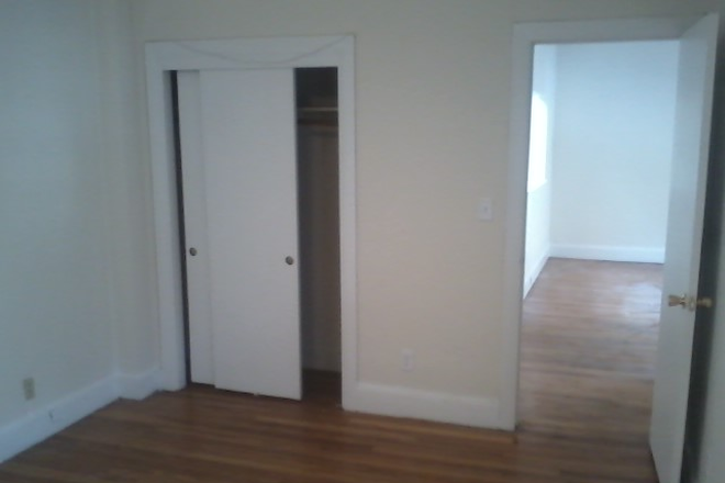 hubrealtyproperties.com - Coolidge corner, smart one bedroom, one block from the green line T Apartments