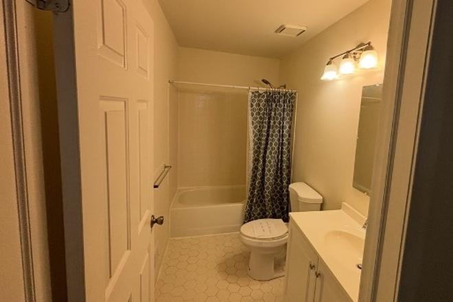 A bathroom exclusively used by you. - Room in shared apt with private bathroom-Feiler Ct-Princeton