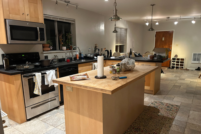 Kitchen - Beautiful Rockridge House, Female Roommate Wanted