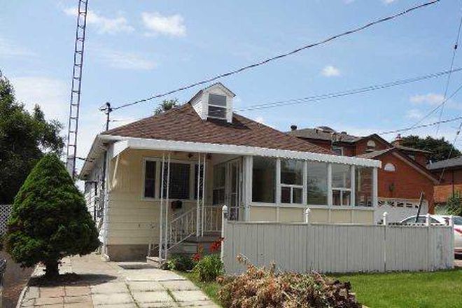 Front of house - Furnished Bedrooms with bathroom, Near UofT-Scarb