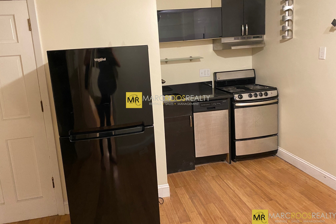 Call NOW for showings! 617-236-8550 - BARTLETT PL - GREAT DEAL IN HISTORIC NORTH END! COZY MODERN 2BR/1BA ON QUIET SIDE ST W/ HW INC, DW! Apartments