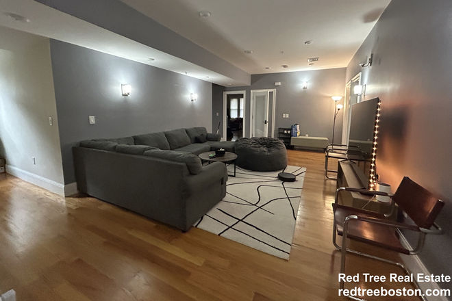 Common Area - *NO BROKER FEE* NEWLY RENOVATED 7 BEDS/ 7 BATHS Apartments