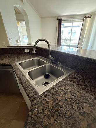 Kitchen - Beautiful 2 bedroom/2 bath condo, close to campus, upscale amenities