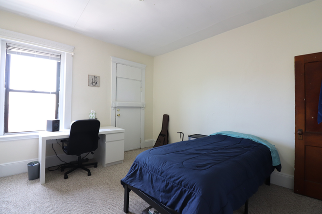 Bedroom 238-16 - 409 Huntington // 238 Hemenway on NEU campus! Apartments