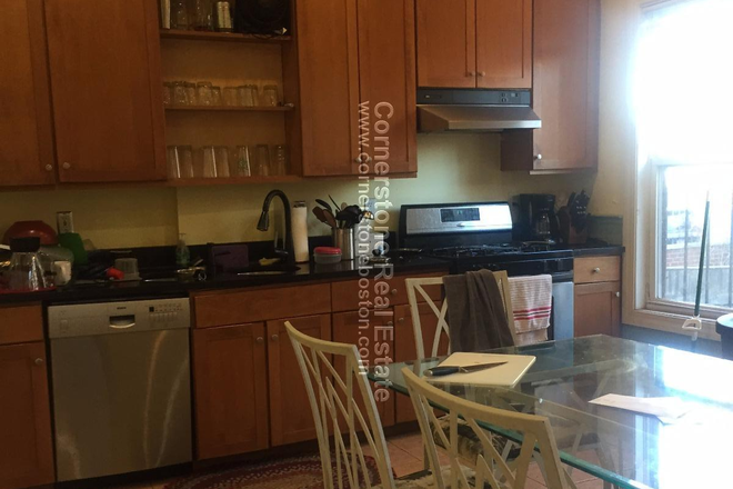 Image 2878457 - Single Family Brownstone - Multi Level home - 5 Bedrooms 2.5 Baths