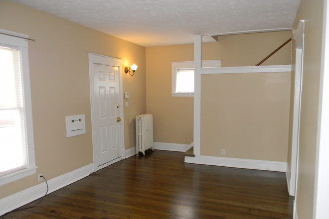 Entry into Living Area - 4 Bedroom on Notre Dame Ave. with view of the Dome. Available  Now for the 26/27 School year!! House