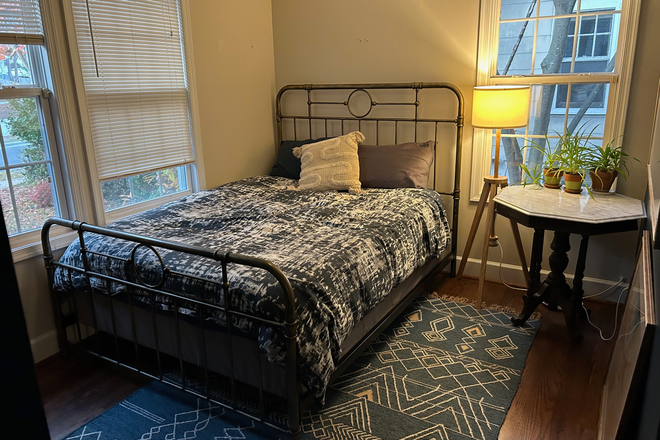 Private Bedroom - Furnished Room with Private Bath & Parking – 15-Minute Walk to Metro (20782)