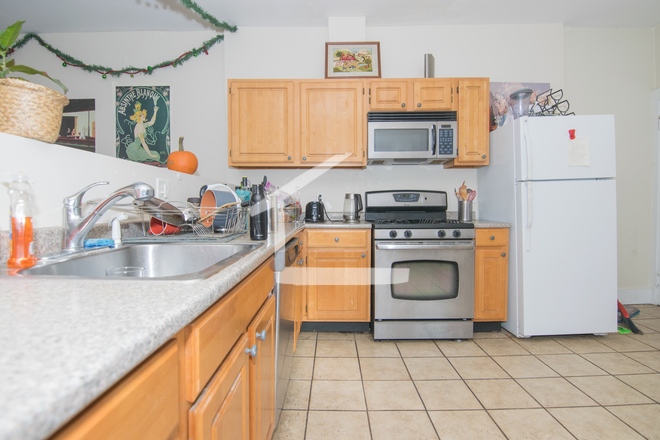 kitchen - Huge 4 bed 2 bath near the Green Line and BU! Condo