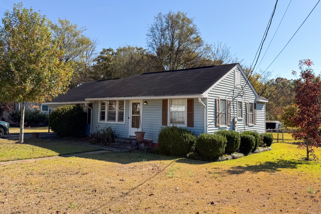 Side - Newly Renovated 3BR House, Close to Campus and Shopping, Small Pets Ok