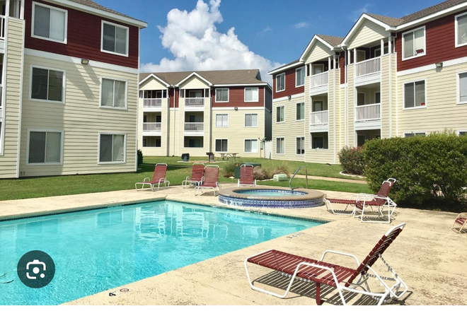 Condo Pool - University Place Condos: 4 bd 4 full bath condo near campus