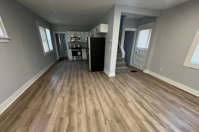 Living room - Newly Remodeled 5 bed 2 bath with Amazing Finishes House