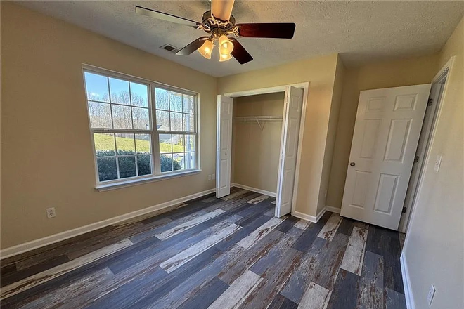 bedroom - Great House less than 5 miles to campus