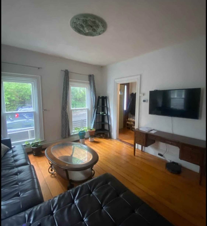 large Living room - Harvard Sq on RIver Amazing Room Electric, 1 gig WiFi ALL Utilities!!! House