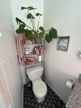 Bathroom - Fully Furnished, Sunny Studio in Fenway – Summer Sublet Apartments